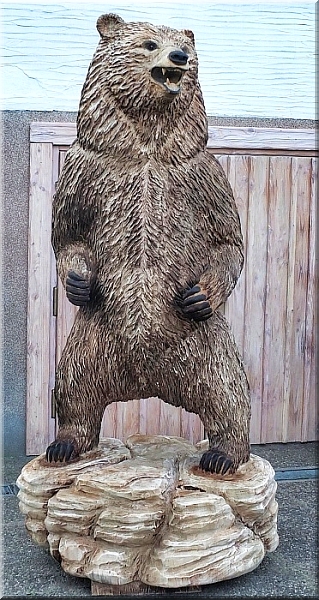 grizzly bär holzwerker jochen adam schnitzen mit der motorsäge